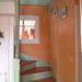 Escalier, peinture vieillie et huile dure, mur stucco orangé